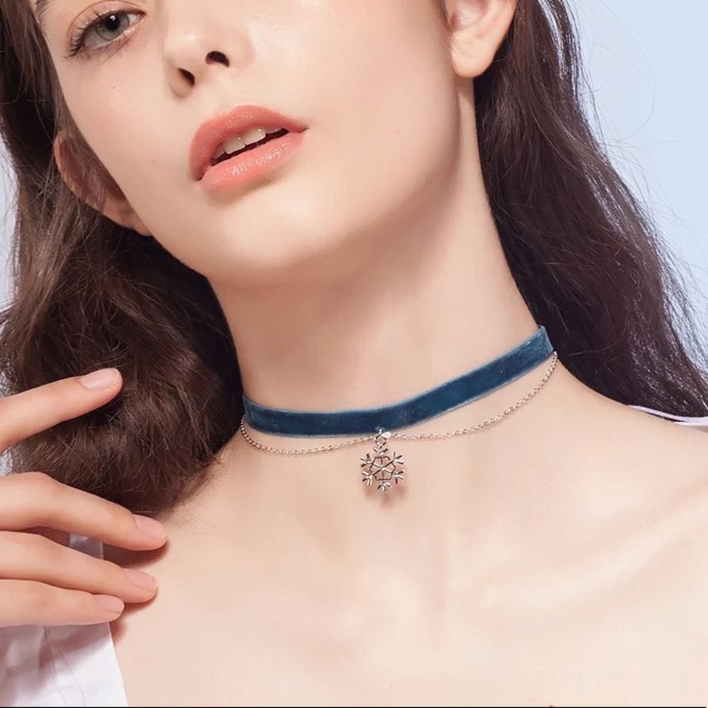 Velvet choker with snow flake pendant